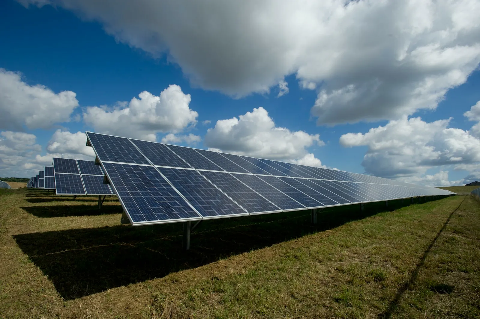 Hybride noodstroom systeem zonnepanelen batterij